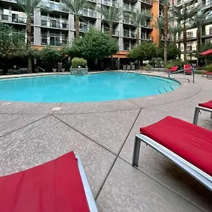 Loft Living Downtown At Its Best! Very Spacious Holiday home